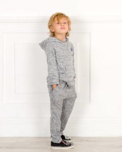 CONJUNTO NIÑO SUDADERA CAPUCHA & PANTALÓN GRIS DE BADUM BADERO