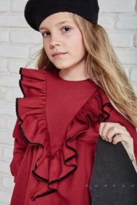 SUDADERA NIÑA ALGODÓN CUELLO VOLANTE PICO GUINDA COLECCIÓN GRECIA DE MONKIDS