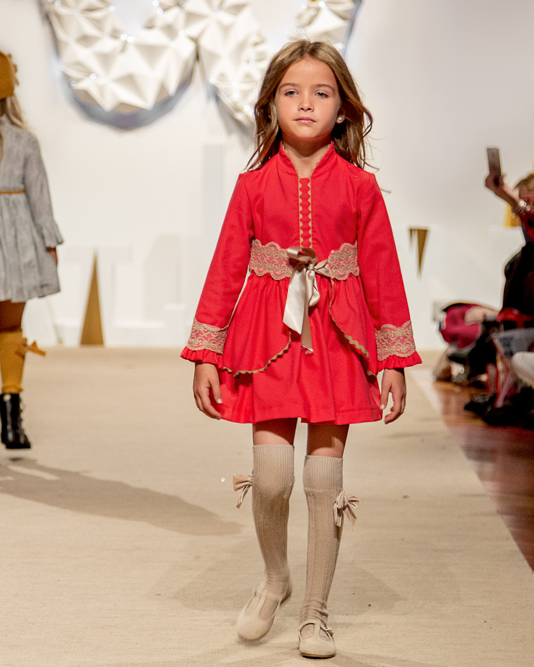 Vestido Vuelo Fajín Volantes Desmontable Rojo & Puntilla Beige de Nekenia en Petit Style Walking