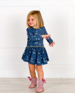 OUTFIT NIÑA VESTIDO GLOBOS AZUL & CALZAS ROSA PALO