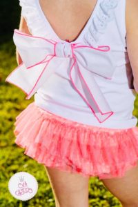 Conjunto Niña Camiseta Blanca & Short Volantes Flúor Coral Colección Corina de Eva Castro