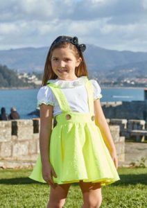 Conjunto Niña Camiseta Blanca & Pichi Estampado Floral Amarillo Flúor de Eva Castro