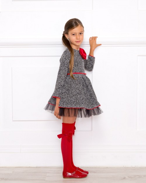 Outfit Vestido Punto Negro & Calzas Rojas