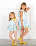 Nini Moda Infantil Vestido Niña Vichy Azul Celeste con Volante Cuello Asimétrico & Lazo Amarillo