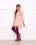 Outfit Vestido Cansé Volante Rosa Empolvado & Medias Granate
