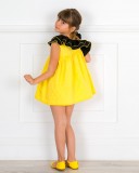 Outfit Niña Vestido Eleonora Lunares Amarillo & Doble Volante Asimétrico con Tul Negro & Sandalia Piel Amarillo