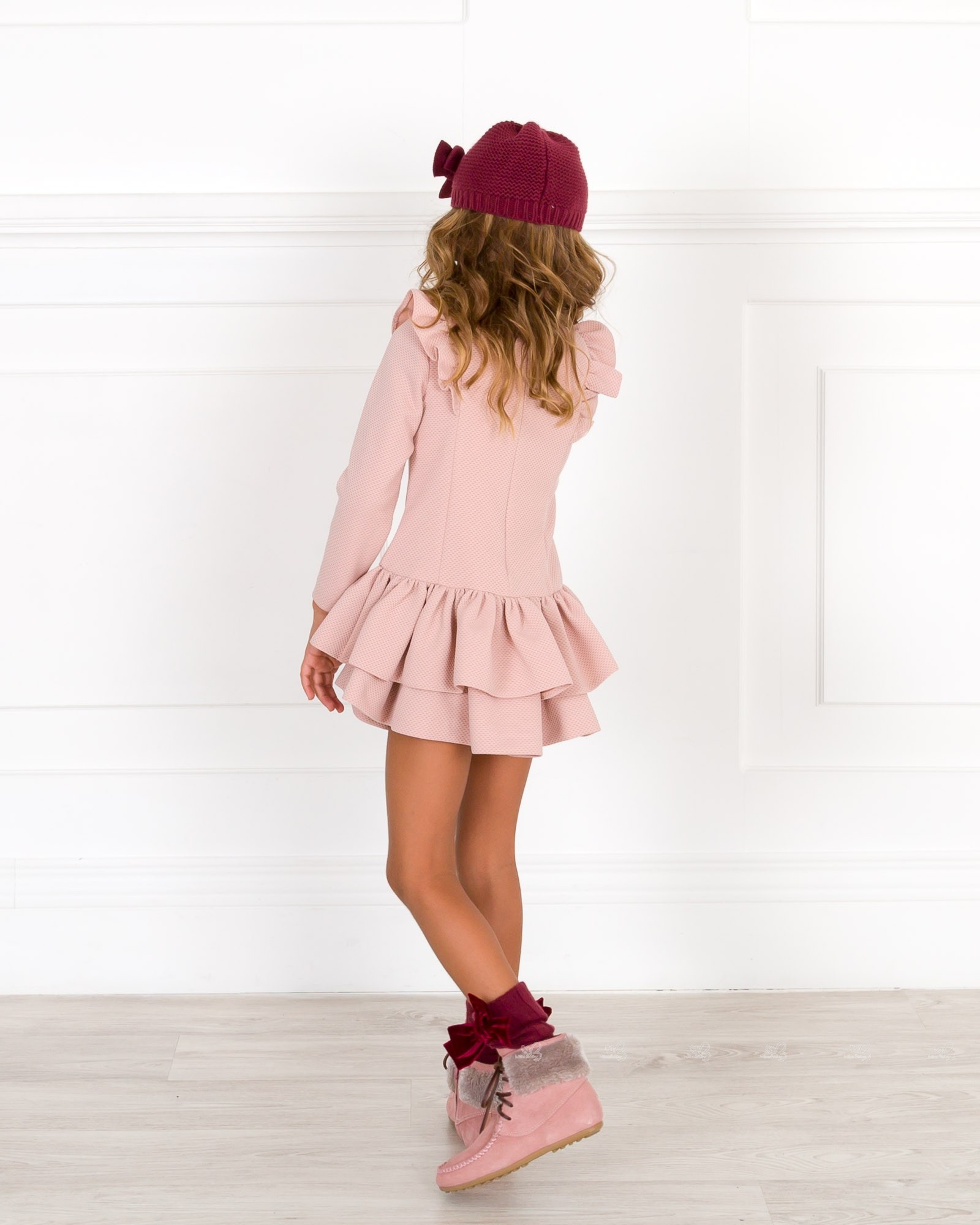 Девочка в розовой юбке. Платье Nekenia.